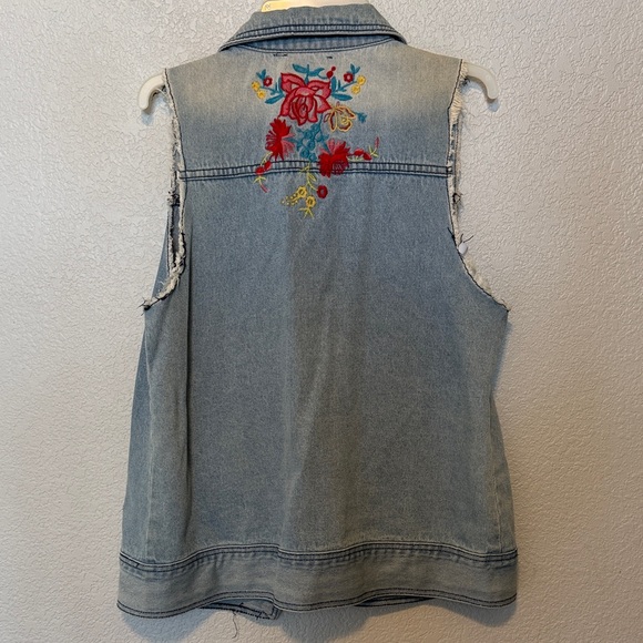 ANDREE BY UNIT Embroidered Denim Vest - Blue and Red - Picture 3 of 3